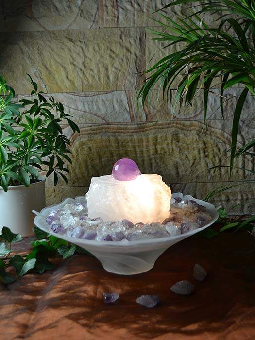 Kryształ górski z fontanną z kamienia szlachetnego