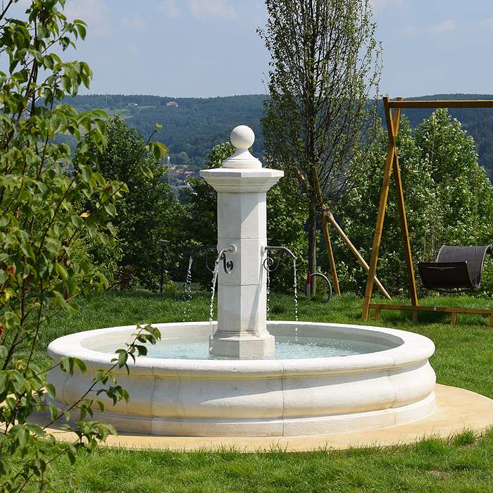 Starožitná fontána vesnická fontána přírodní kámen larimar