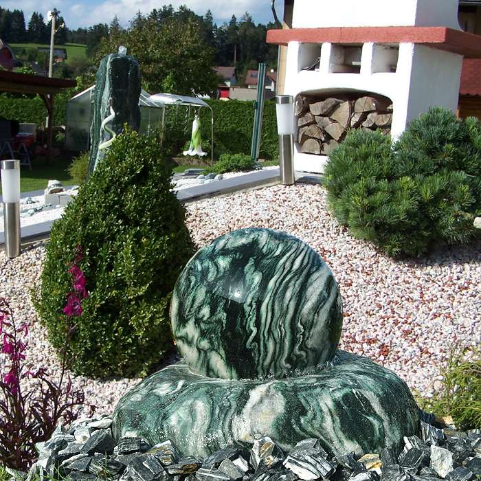 Fontana a sfera da giardino con sfera rotante