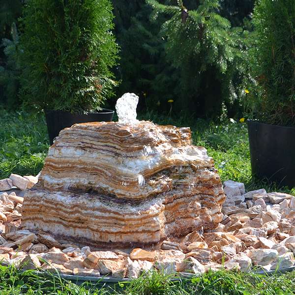 kamień źródłowy głaz marmur z onyksu