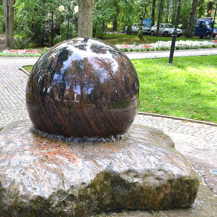 Fontana da giardino con sfera galleggiante in granito